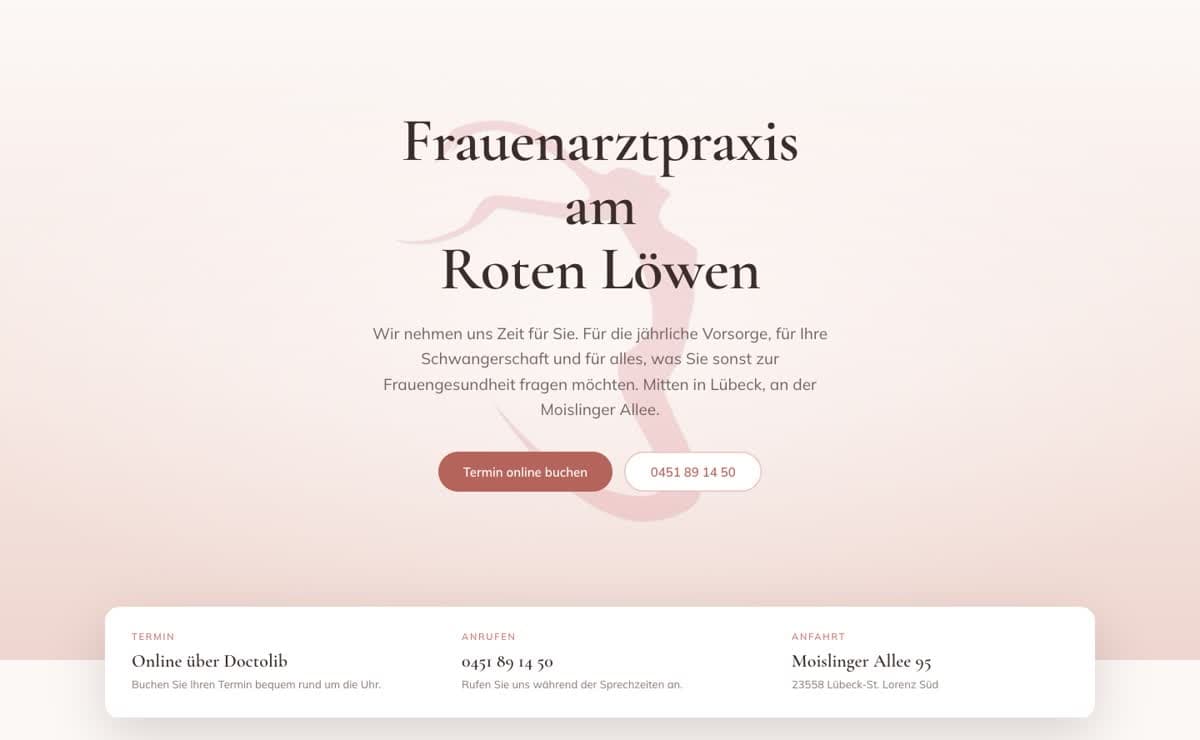 Die Startseite von frauenarzt-luebeck.de: der Praxisname in großer Serifenschrift auf zartem Rosé, darunter die Schaltfläche zur Online-Terminbuchung und die Telefonnummer, und darunter die Zeile mit Doctolib, Telefonnummer und Adresse.