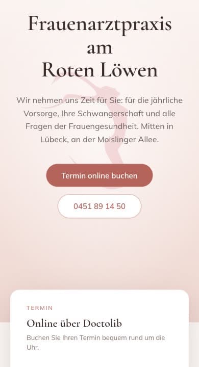 Dieselbe Startseite auf dem Telefon, mit dem Praxisnamen und den beiden Wegen zum Termin.