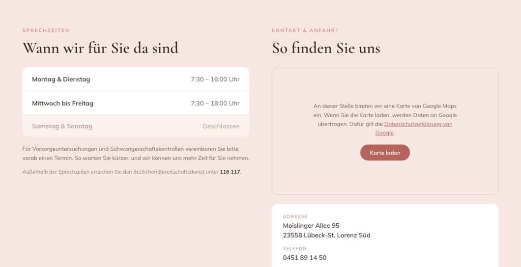 Der Block Sprechzeiten: die Tage und Uhrzeiten in einer Tabelle, darunter die Nummer des ärztlichen Bereitschaftsdienstes, daneben die Kontaktspalte mit der Praxisadresse und einer Karte, die erst nach Einwilligung lädt.
